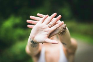 Détatouage : Pourquoi les anciennes méthodes sont dangereuses et interdites