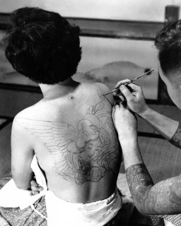 Le Tatouage à travers les âges : une histoire gravée dans la peau