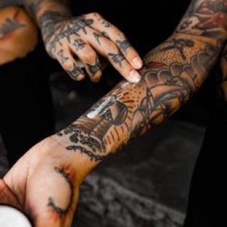 Comment redonner un coup de jeune à un tatouage qui a vieilli ?