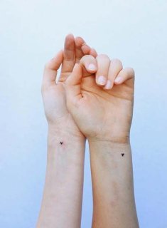 Tatouages et amour : quand les sentiments s’inscrivent sous la peau… puis s’effacent
