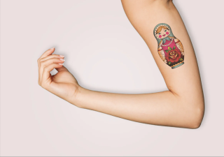 Découvrez la signification du tatouage poupée russe : maternité, famille, féminité, introspection. Un motif symbolique qui raconte une histoire personnelle unique.